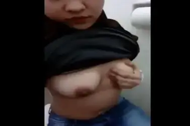 Bokep Jilbab ABG Hijab Hitam Colmek Liar Toilet