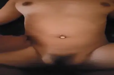 Gadis Seksi Perut Mulus Pamer Tindik Pusar Kost